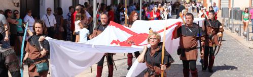 Desfile con la bandera de la Orden de Calatrava