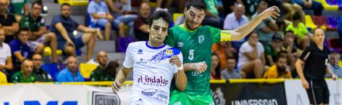 Nacho Gil pugna un balón en Antequera