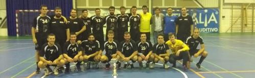 Plantilla del equipo senior masculino del BM Manzanares junto al concejal de Deportes