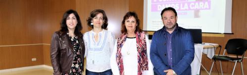 La psicóloga de la AECC ofreció una charla en la biblioteca municipal sobre cómo vivir y afrontar el cáncer de mama