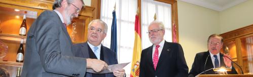 El presidente del TC entrega el cheque de Tertulia XV al representante de Manos Unidas