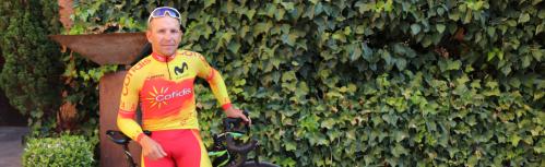 Pedro Sánchez-Migallón con el maillot de la Selección Española y algunos de los trofeos logrados esta temporada