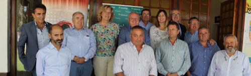 Foto conjunta de autoridades y miembros de la mesa