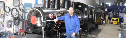 José Luis Pinilla junto a la locomotora construida en su empresa