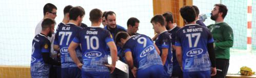 Moncho Peco da instrucciones a su equipo en el partido jugado en Herencia
