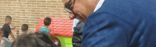 Nieva junto a un niño