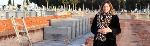 Isabel Díaz-Benito ha visitado las obras de construcción de nuevas sepulturas