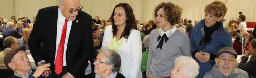 Miembros del Equipo de Gobierno felicitando la Navidad a las personas mayores