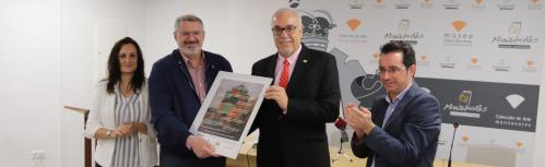 El alcalde entregó el reconocimiento al director de la fábrica Rivulis