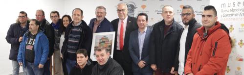 Foto conjunta de usuarios del Centro Ocupacional con los representantes municipales y de Rivulis