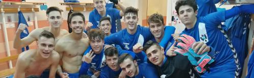 Celebración del juvenil en el vestuario tras ganar al Toledo