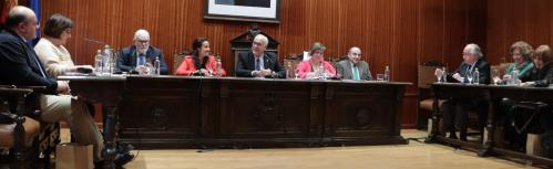 Reunión con los delegados de las consejerías en el salón de plenos