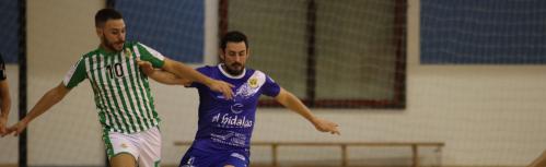 Mimi pugna un balón en el partido de ida disputado en Amate