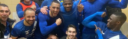 Celebración del equipo en el vestuario tras ganar en Cuenca al San José Obrero