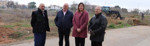 Miembros de El Zaque con la concejala de Medio Ambiente en la zona de actuación