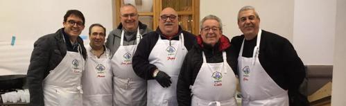 Miembros de la Asociación La Almorta junto al concejal de Carnaval