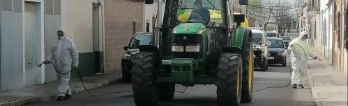 En estas tareas se utiliza maquinaria ofrecida por los agricultores de Manzanares