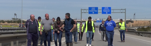Los agricultores cortan la A4 a la altura de Manzanares