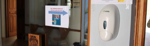 Dispensador de gel desinfectante a la entrada del Ayuntamiento