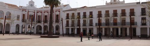 La ciudadanía aguarda separada para entrar a Correos