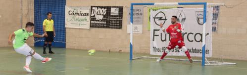 Dani Juárez ante el lanzamiento de un penalti