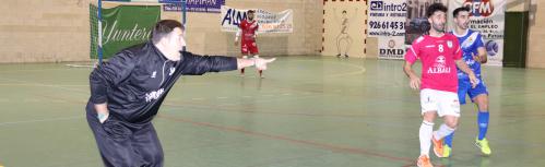 Chema Jiménez dando instrucciones en partido ante el Viña Albali Valdepeñas