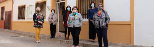 Componentes de la asociación junto a las concejalas en el exterior de su sede