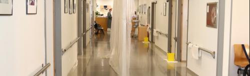 Pasillo de urgencias del hospital de Manzanares