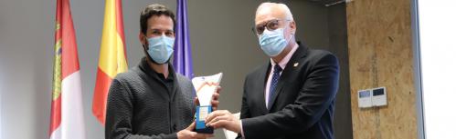 Noel Caba recibe el premio del VIII Concurso Emprende de manos del alcalde de Manzanares
