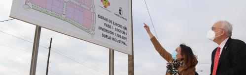 Díaz Benito explica al alcalde los detalles del plano del nuevo polígono