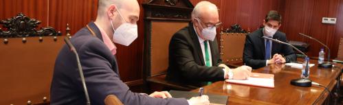 Firma del convenio de colaboración entre Sánchez de la Blanca y Nieva