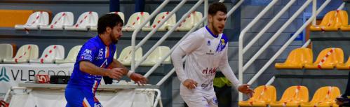 Otero conduce el balón en el partido de ida