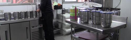 Preparación de las comidas en la cocina del restaurante Saga