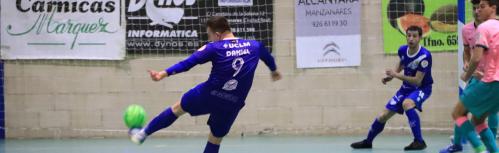 Daniel remata un balón en un partido del Manzanares FS Quesos El Hidalgo