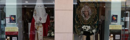 Exposición de Semana Santa en los escaparates de la calle Empedrada