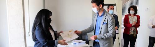 Entrega del certificado de profesionalidad a una de las participantes