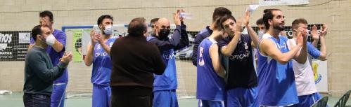 Jugadores del CB Opticalia Manzanares brindando la victoria a su afición