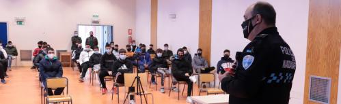 La Policía Local informa en la EFA Moratalaz de los riesgos del alcohol y drogas en la conducción