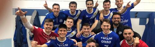 Manzanares FS Quesos El Hidalgo celebrando la victoria frente al Atlético Benavente FS