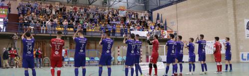 Jugadores del Manzanares FS Quesos El Hidalgo saludando a la afición en la Bombonera