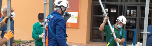 Empleados municipales en un curso de andamiaje