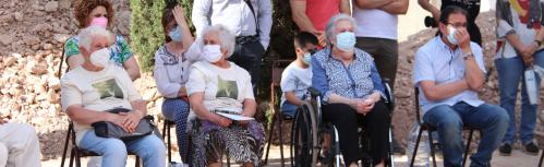 María Martín Peñuelas acudió en silla de ruedas al acto junto a la fosa donde arrojaron a su padre