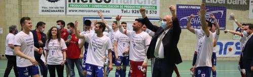 El alcalde celebró el título con los jugadores y con la afición