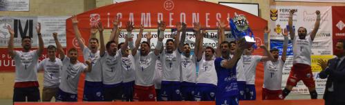 Kiki levanta la copa de campeones de Segunda División