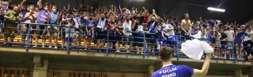 Otero celebrando el ascenso con la afición