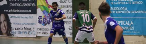 El capitán conduce el balón ante el que será su nuevo compañero en el Manzanares