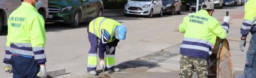Personal de planes de empleo en obras de mejora de la ciudad