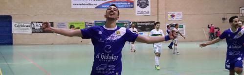 Manu Diz celebrando un gol con el Manzanares FS Quesos El Hidalgo