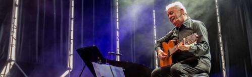 Víctor Manuel en concierto (Fotografía: Página de Facebook de Víctor Manuel)