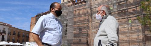 Ortega dialoga con Gómez en la plaza de la Constitución